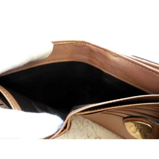 Gucci Camel Leather With An Embossed Large G Print And A Gold Heart Shaped Accent Design Wallet
