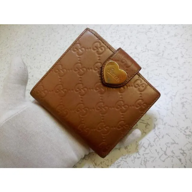 Gucci Camel Leather With An Embossed Large G Print And A Gold Heart Shaped Accent Design Wallet