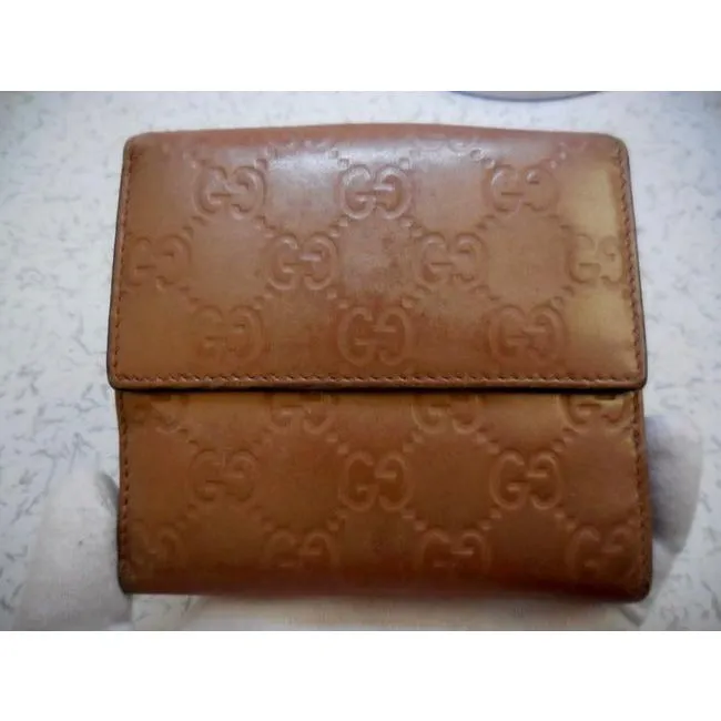 Gucci Camel Leather With An Embossed Large G Print And A Gold Heart Shaped Accent Design Wallet